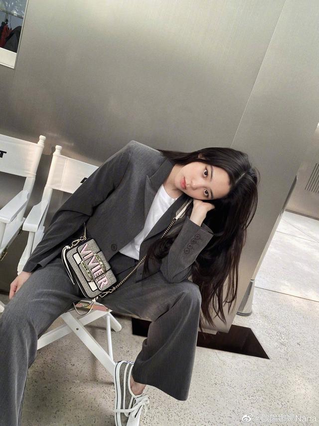 穿衣搭配：《拜托了冰箱》的小吃货娜比，小熊毛衣搭配复古丝巾发带，甜美精致的元气女孩！