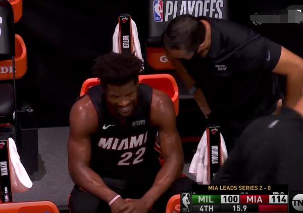 热火队|比赛最后时刻巴特勒大笑，谁注意场边热火球迷举动，字母要被气死