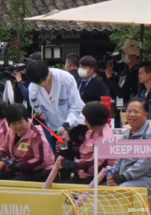 「奔跑吧兄弟」蔡徐坤录跑男帮baby提裙不算啥，看到另一举动，人红是有原因的！