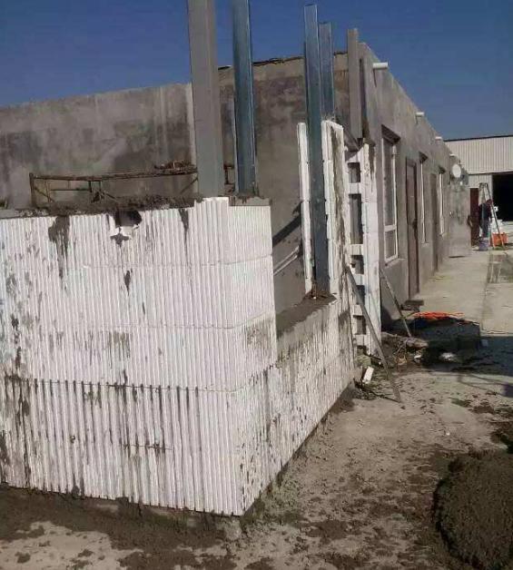 「」表哥家盖房都不用红砖了，第一次见用这种材料，感叹太高科技了