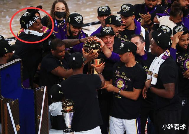 科比·布莱恩特|赛后躲角落拥抱奖杯哭泣！时隔2722天，魔兽终于为科比赢下总冠军