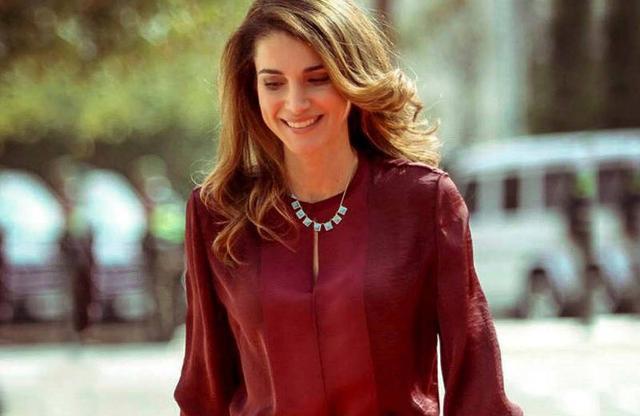 『萨科齐』全球最美的第一夫人有多漂亮：萨科齐见面弯腰，奥巴马不敢直视