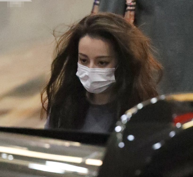 [迪丽热巴]热巴深夜“下班照”遭疯传！隔着车P不了图，这才是女生正常的腿！