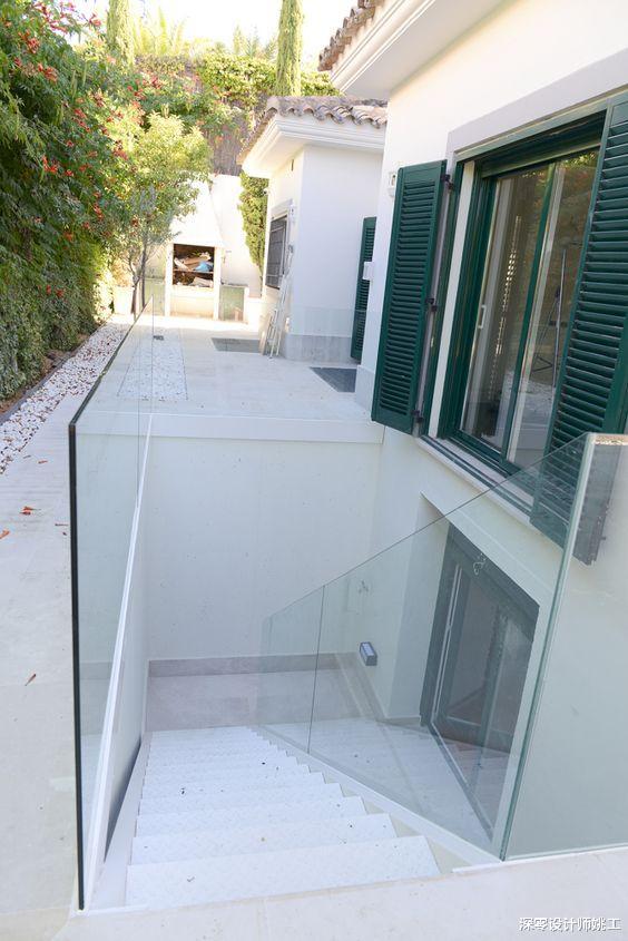 |地下室采光不好通风差，学学国外窗前下沉1米深，做成阳台房超赞