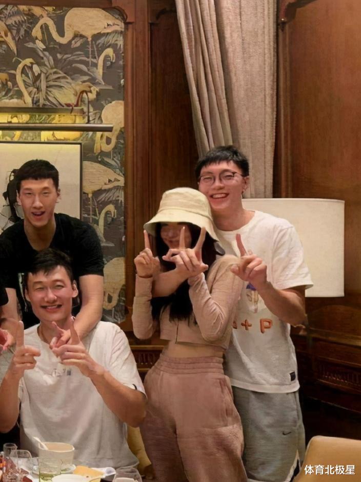 胡明轩|胡明轩堪称人生赢家,俱乐部国家队双丰收+女友身高腿长真惊艳