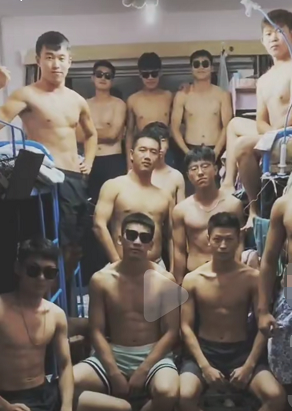 宿舍|封闭校园下的体育生宿舍健身日常，网友：惭愧的我在床上翻了个身