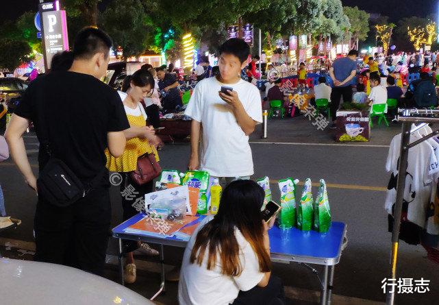 「长沙」长沙街头热闹的夜市,市民纷纷出来摆地摊,现场人山人海