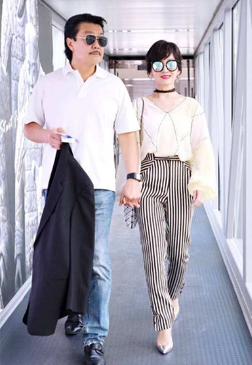 【周海媚】53岁周海媚和64岁刘晓庆同框，一个如少女，一个强行扮嫩