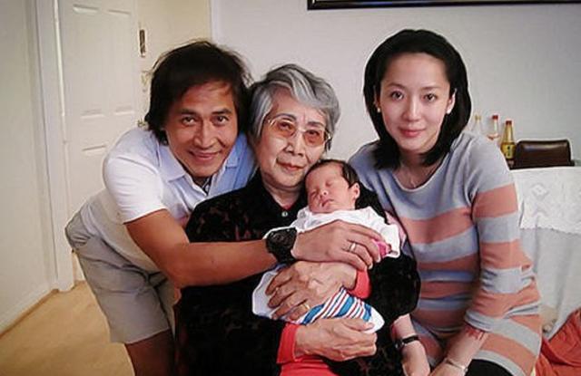 「齐秦」60岁齐秦近照大变样!两鬓斑白不修边幅,与小24岁娇妻同框像祖孙