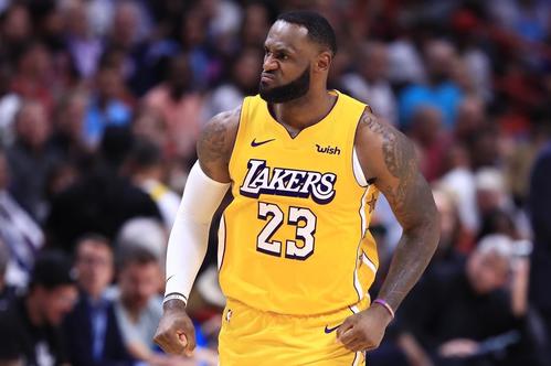 湖人队|拒绝替补，拒绝3300万！湖人卫冕绊脚石出现了，詹姆斯别惯他