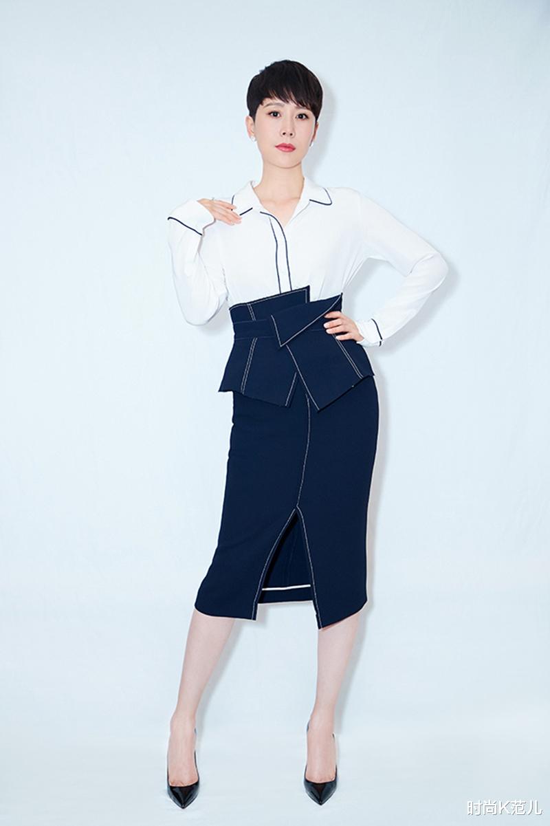 [西装]42岁海清留长发更有气质，穿一身白色条纹西装，又飒又美十分出众