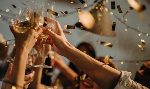 「离职」酒桌给领导敬酒只会说“领导我敬您”？学会这3招领导高看你一眼