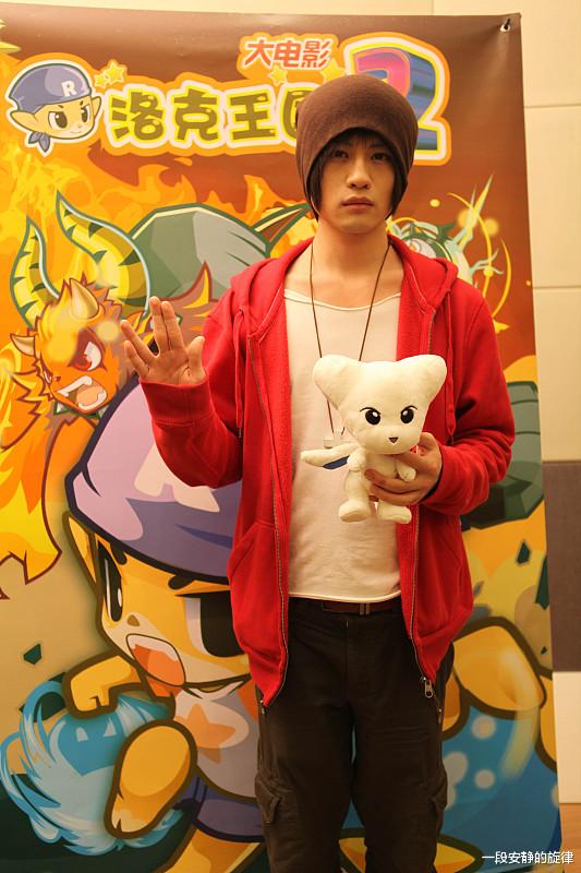 「王乃恩」他从小被赵本山疼爱，成名后却“睡了8名”粉丝，颜面丢尽后销声匿迹