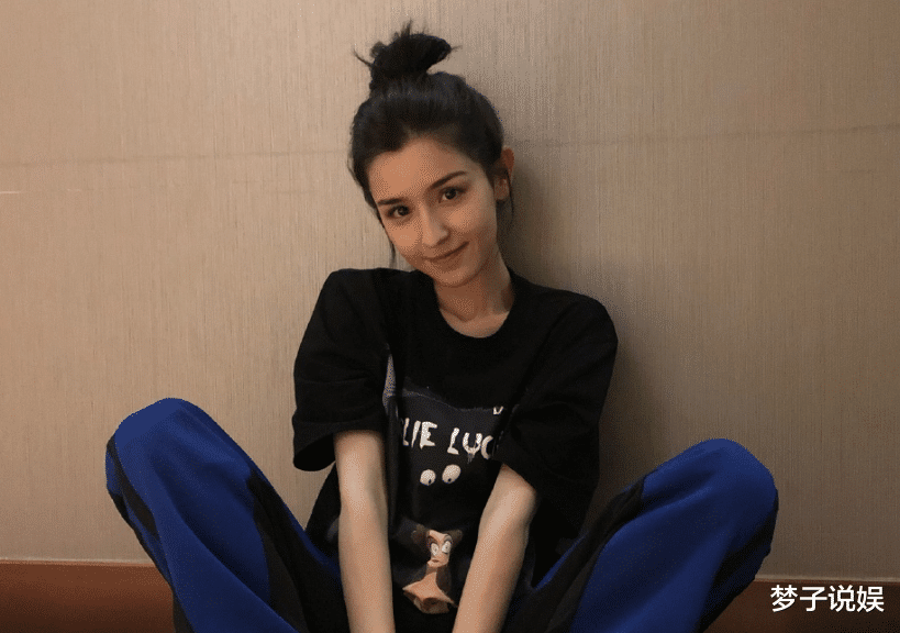 哈妮克孜为啥没观众缘?看她微博晒的照片就知道,网友:难怪不火