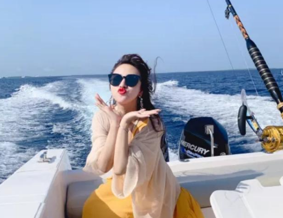 女主播|土豪打赏百万礼物，女主播退圈奔现被抛弃，回归人气不再