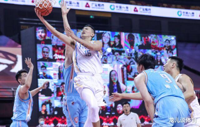 周琦|周琦像个街溜子？22分26篮板，关键时刻4中0，周琦真被霍楠言中了