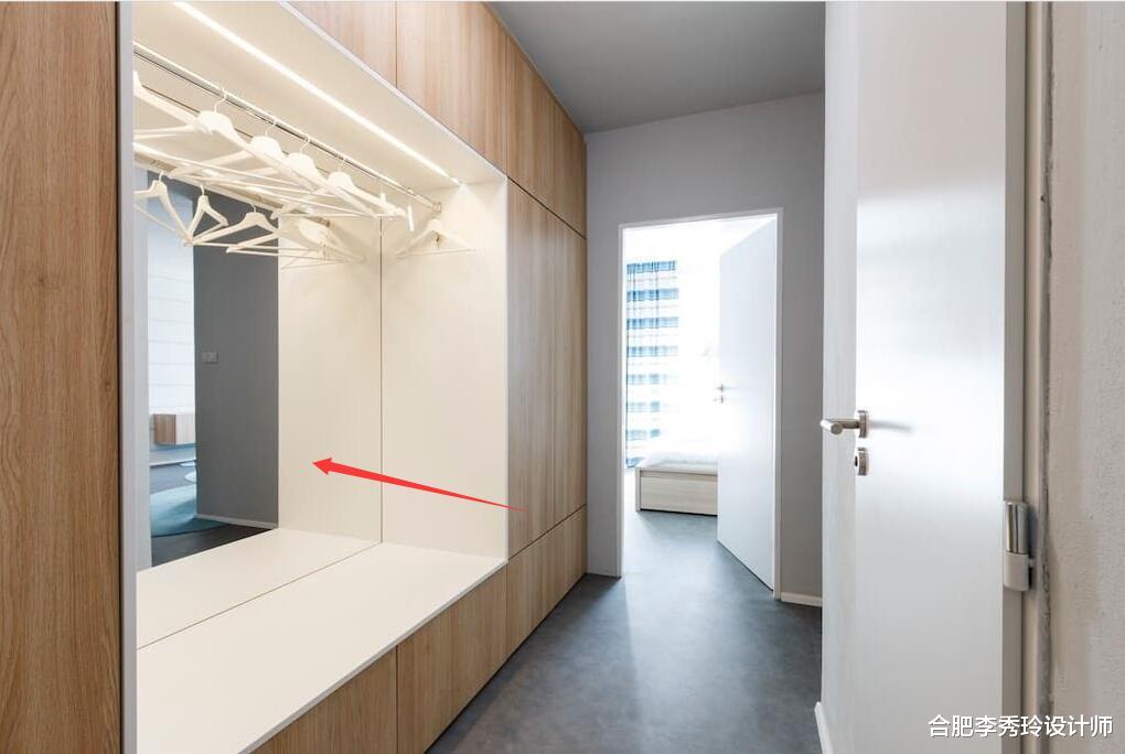 「」后悔玄关装的早，学邻居玄关柜留空一块塞内墙镜子，一下宽敞2倍
