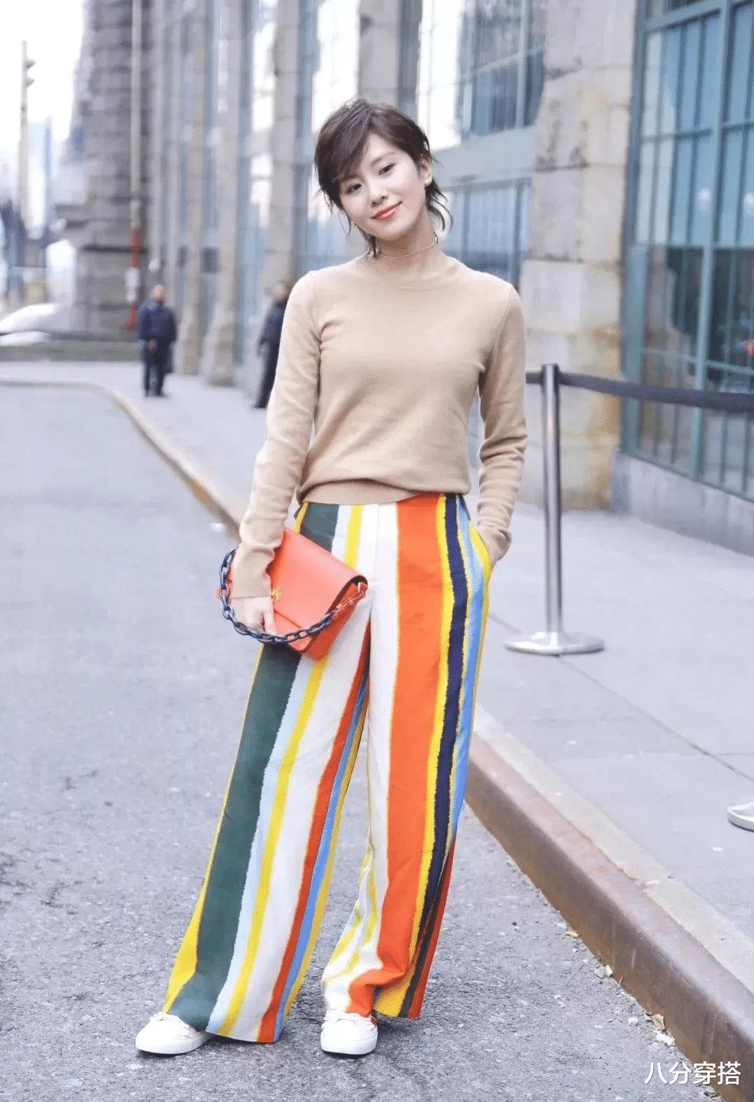 t恤|许晴连吃个派都好时髦,穿条纹T恤配背带裤,配套条纹发带太讲究