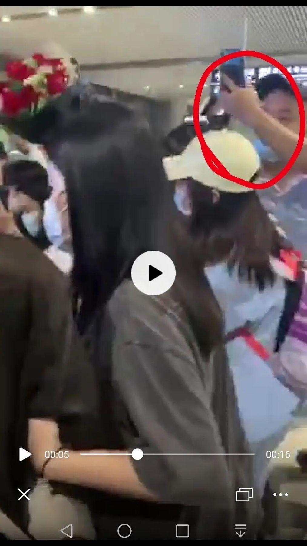 迪丽热巴|男粉3次求婚热巴，微博内容太疯狂，嘉行遭粉丝骂：怎不请保镖？
