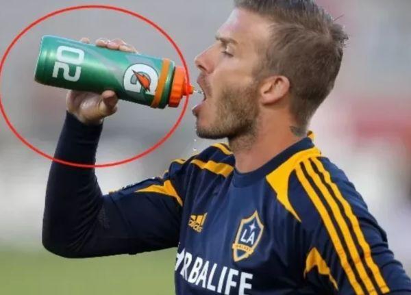 ▲为何球员喝运动饮料后会马上吐出来？很难喝？专家：不吐或有危险