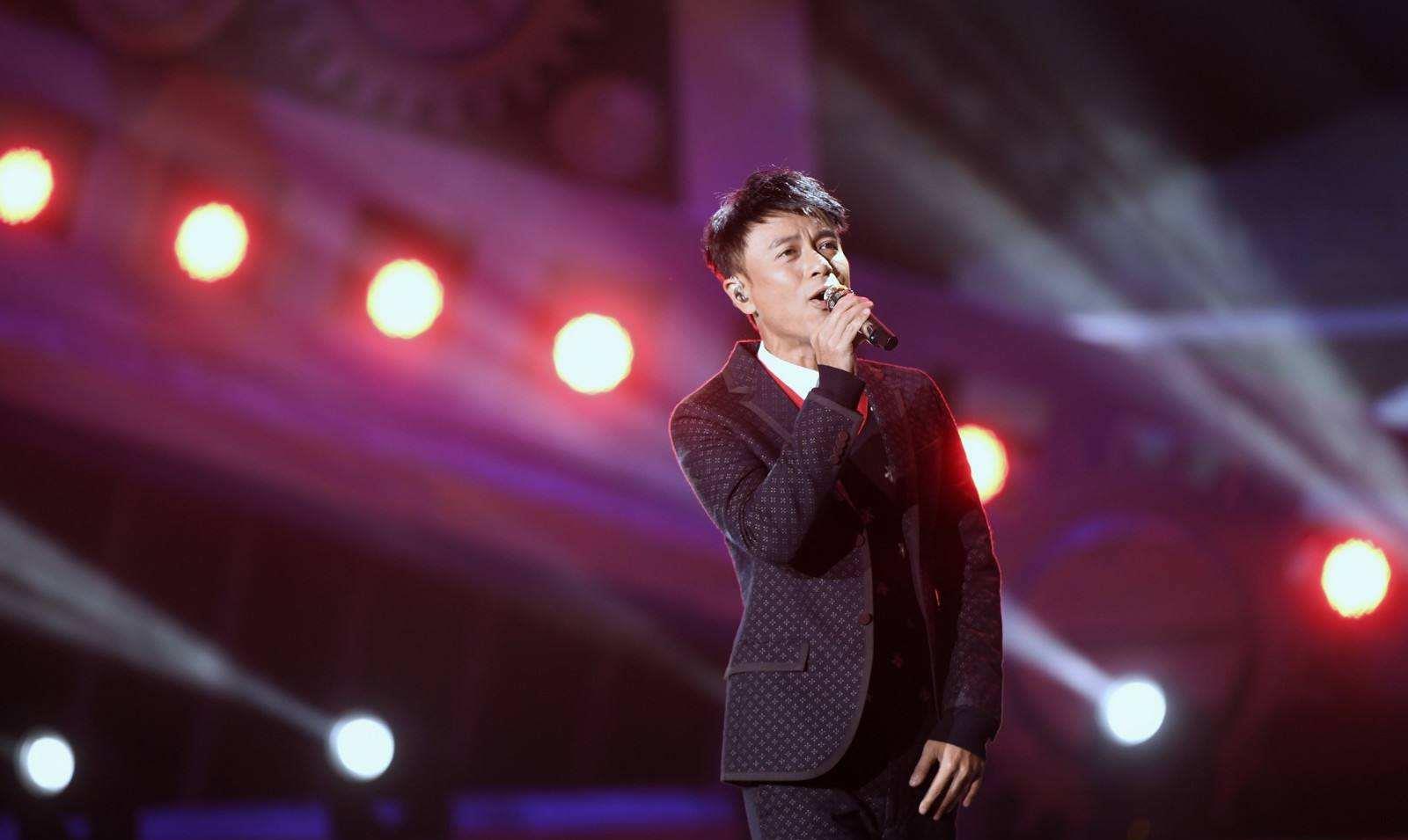 周深|李克勤的这首歌词曲演唱都近乎完美,没想到却被MV给毁了