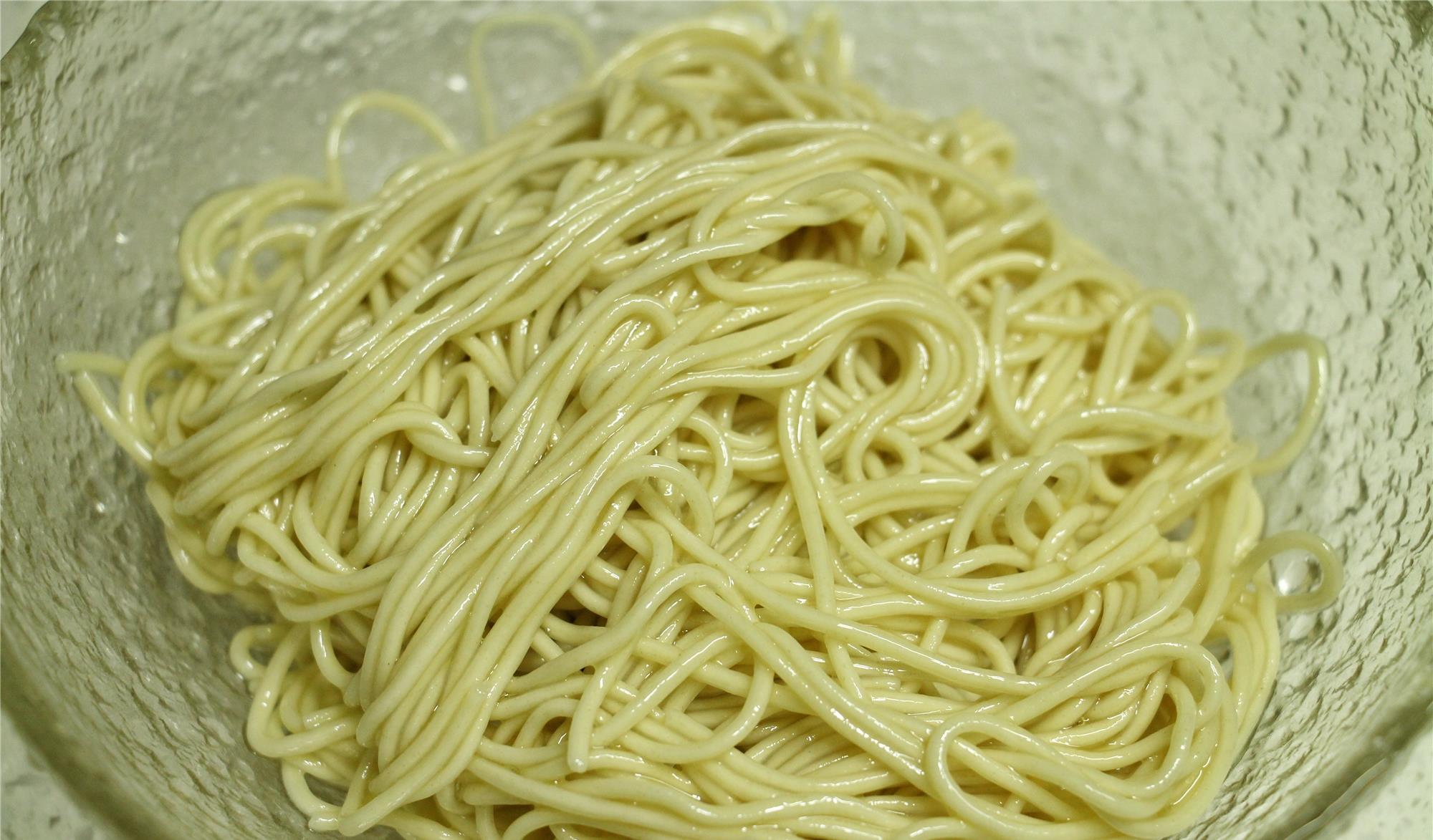 『凉面』天越热越馋这面，比炸酱面清凉、比汤面鲜美，吃完肠胃都舒坦