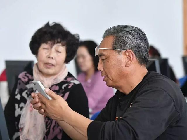 「交口」被时代抛弃的人！老人无儿无女，步行950公里奔亲戚打工：没健康码