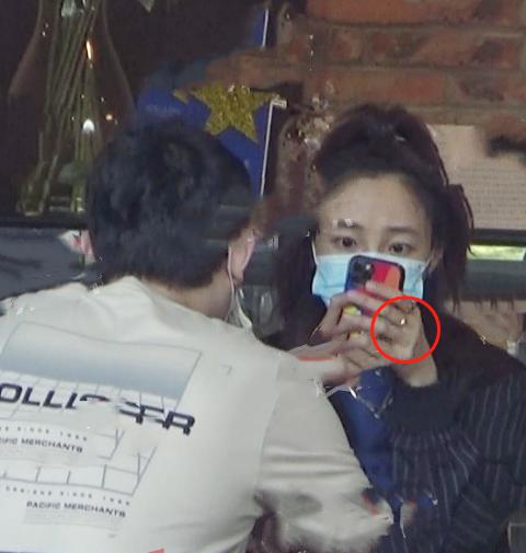 『白百何』白百何素颜现身获神秘男陪伴!穿着宽松肚子圆鼓?中指戒指太抢镜