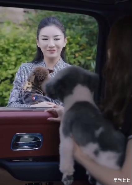 黄奕■黄奕带女儿走机场,女儿被香奈儿打扮亮眼,还和妈妈涂一样的红唇