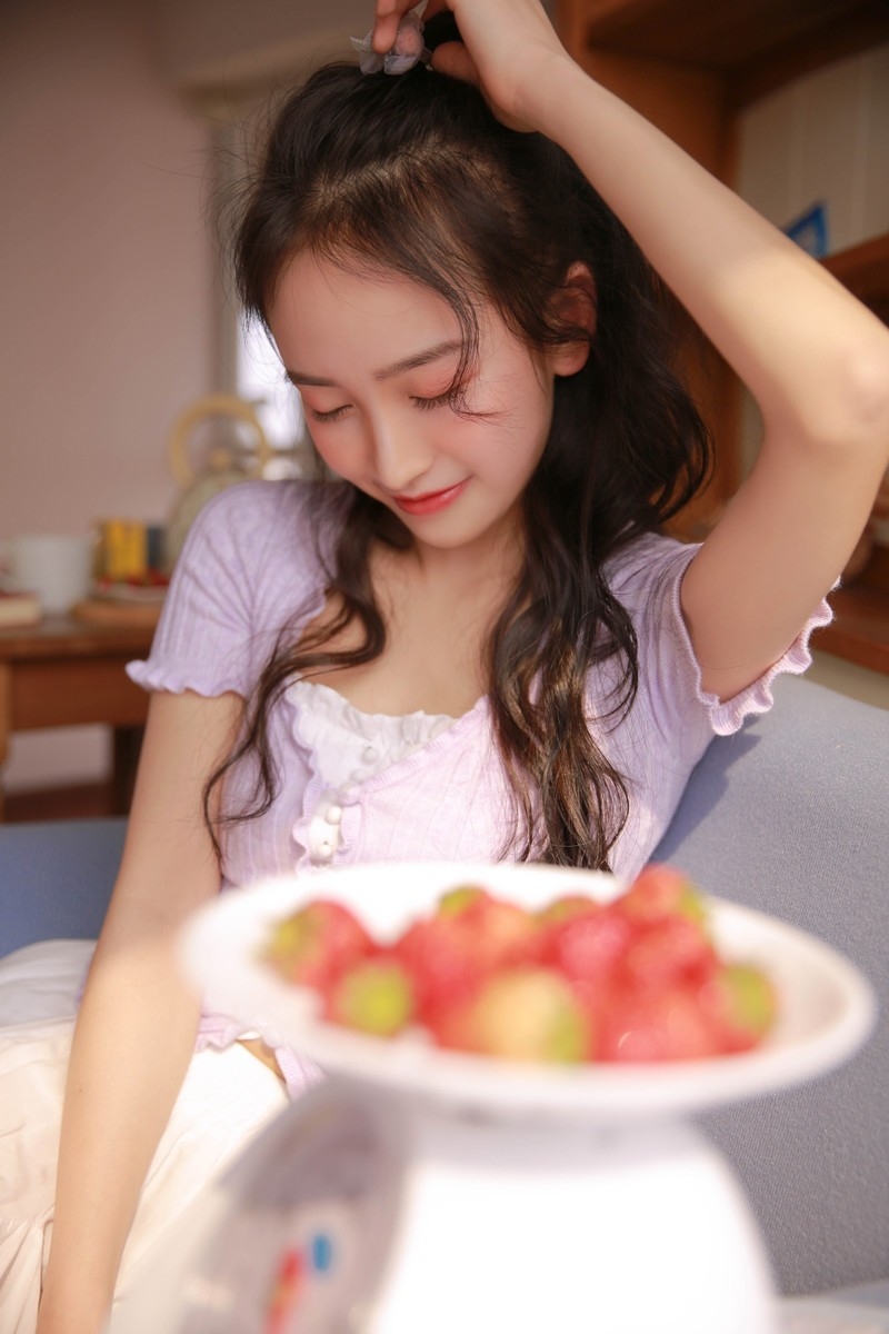 #百褶裙#靓靓聊第123期：甜美漂亮女孩俏皮丸子头搭配百褶裙减龄更显少女心