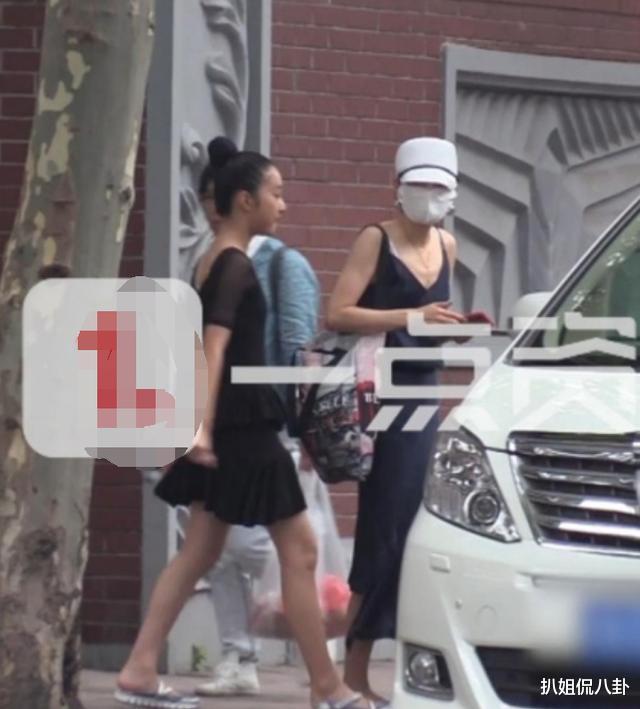 马伊琍|马伊琍带大女儿做美甲，爱马身高将超过妈妈，小姑娘也知道爱美啦
