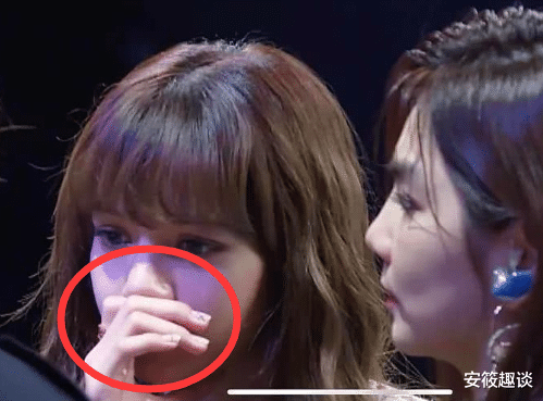 #Jony J#继“口臭”后，Ella又闻了Jony J的头皮，表情都懒得装