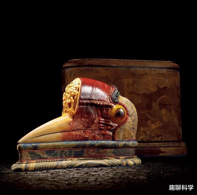 雕刻|灰犀鸟：头骨雕刻后，比黄金价更高，但取骨后却只能活活疼死饿死