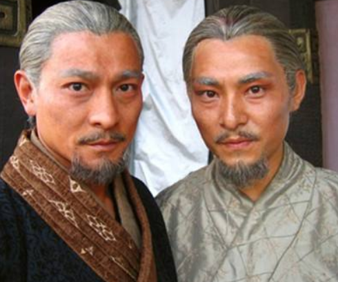 『陈小春』明星和替身的合照，以为陈小春的已经够像了，谁知道替身娶了本尊的前任