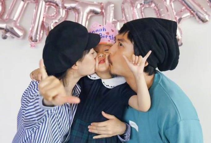 「孙俪」邓超为六岁女儿庆生，五官酷似孙俪，一家人合影尽显童趣