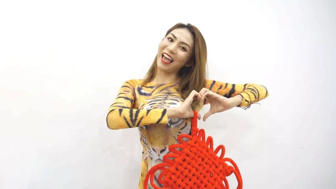 【啦啦队】CBA拉拉队4大女神，第一名媲美卡戴珊姐妹，合照时易建联表情