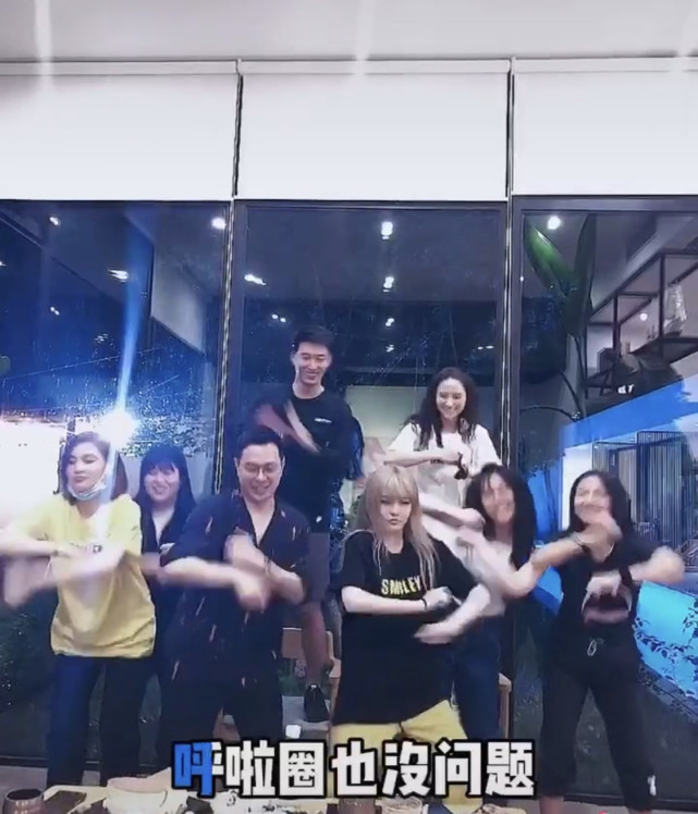 周扬青|闺蜜难防？网友发现窦骁紧盯周扬青，留言提醒超莲，她回应八个字