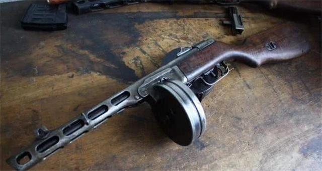 「步枪」突击步枪为什么一定要30发子弹呢？35发不行吗？我来告诉你