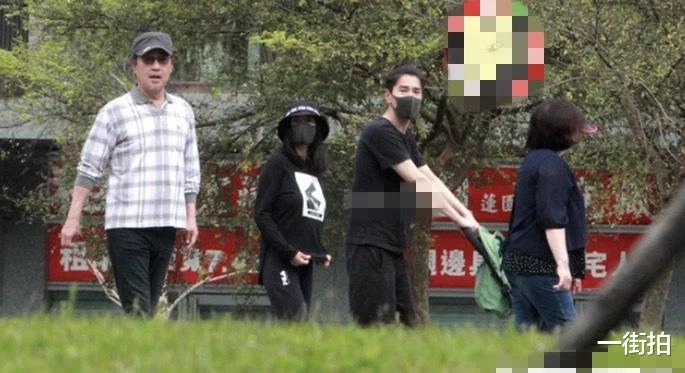 「高圆圆」高圆圆一家五口出街,小女儿首露正脸照,网友:肉嘟嘟圆脸像妈妈