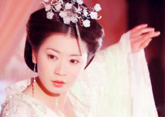 贾静雯:贾静雯15岁,24岁,28岁,37岁,45岁,哪个阶段最好看?