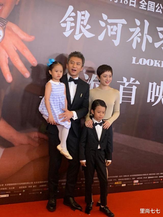 孙俪：孙俪邓超一家走机场，邓超全程抱娃当奶爸，孙俪忙着打电话似大佬