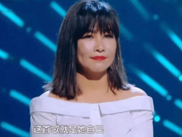 |著名女歌手唱成名曲，被评委嘲讽不会唱，网友：“班门弄斧”!