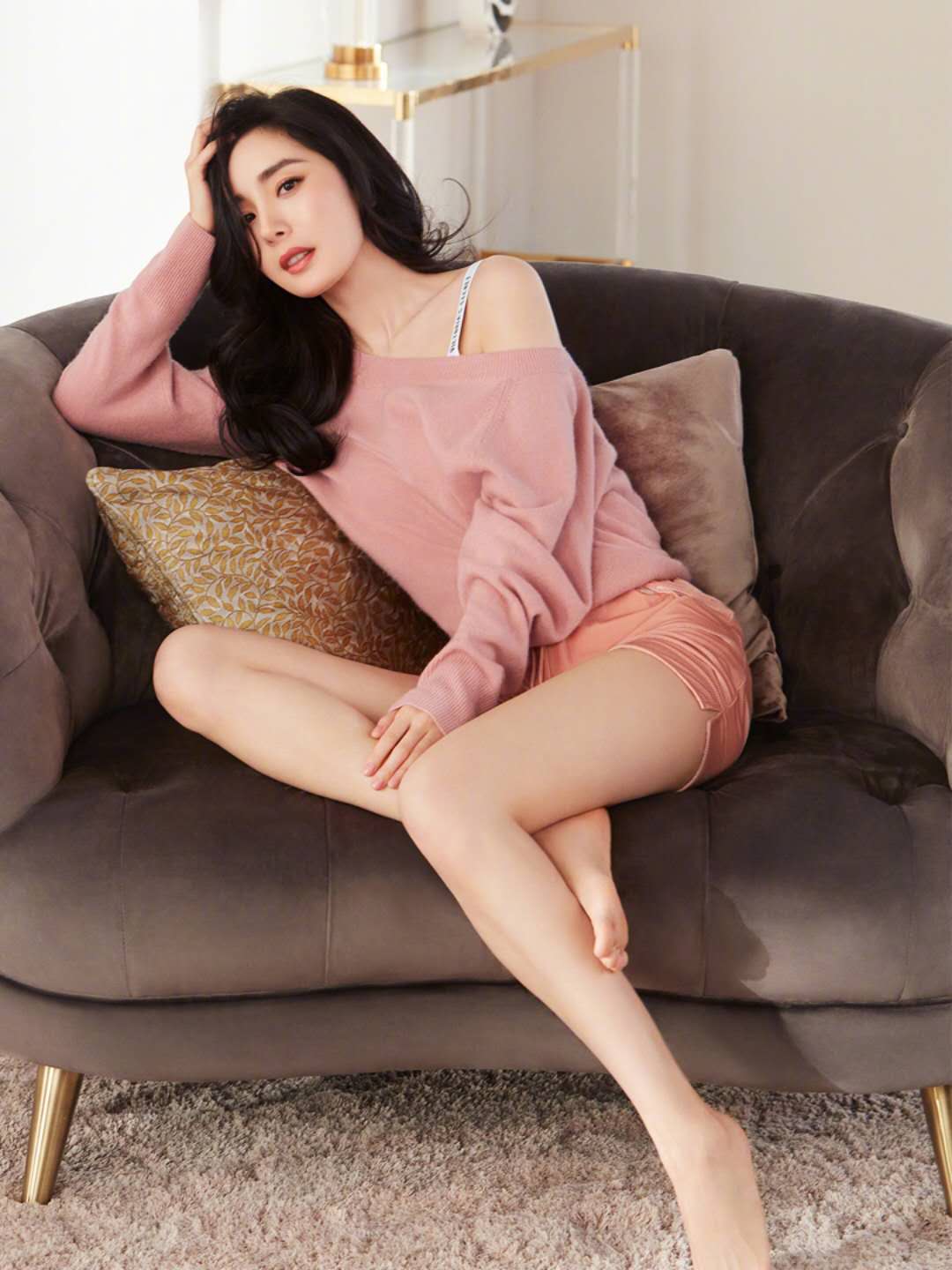 杨幂■杨幂维密广告外面还穿一件,保守打扮遭吐槽,网友喊话学学林志玲