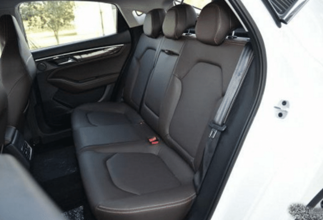 「轿跑」不到6万真香！年轻人首台轿跑，大溜背+掀背箱，比思域还帅