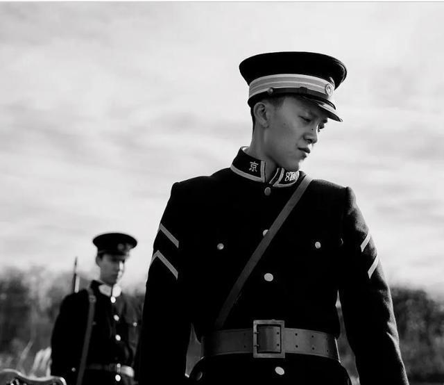 李九霄|影帝扎堆的《八佰》里，痞帅侠义的“刀子”，狠狠扎进观众心里