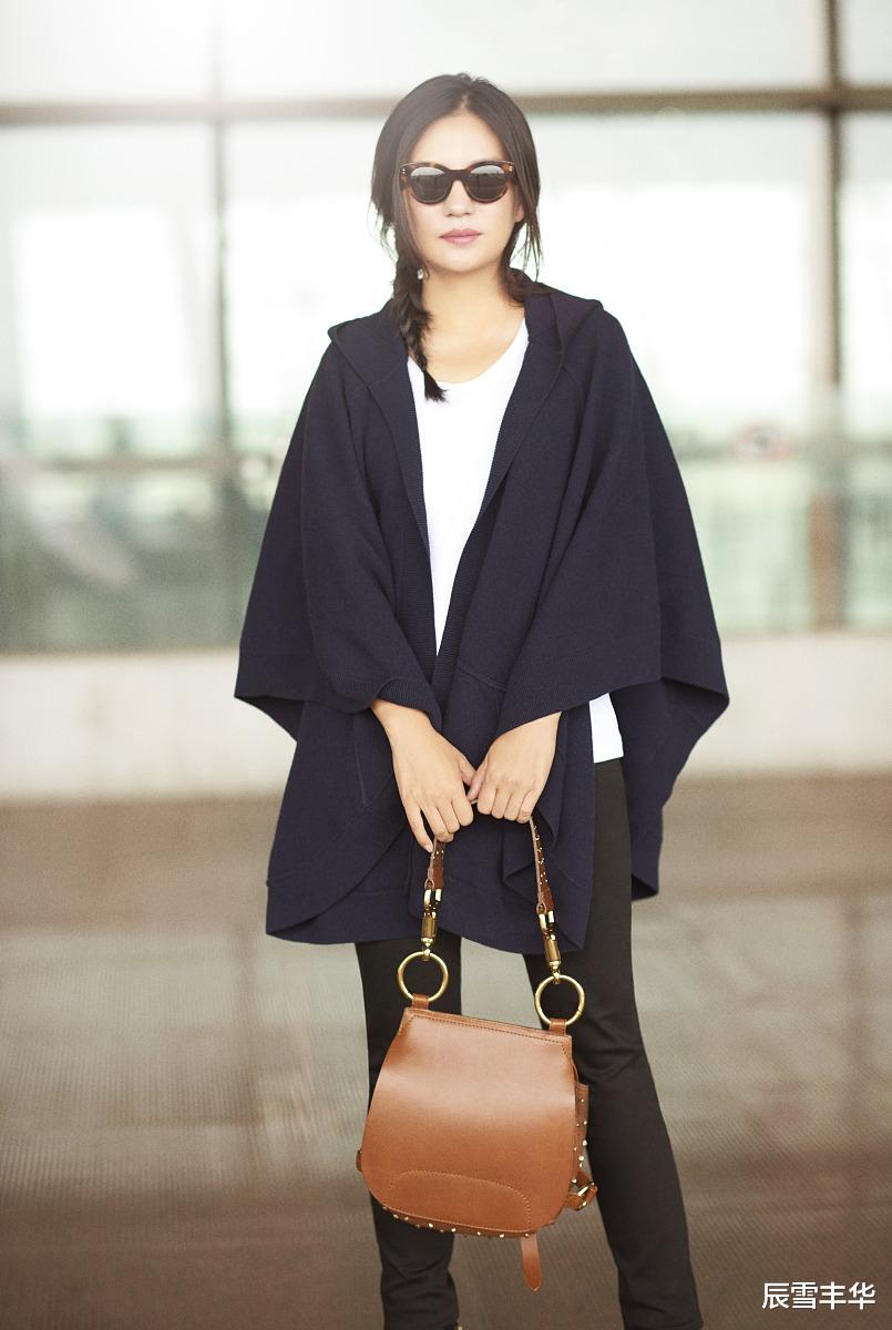 针织衫|赵薇美得真高雅，穿“连帽”针织衫配牛仔裤，松散马尾好有少女感