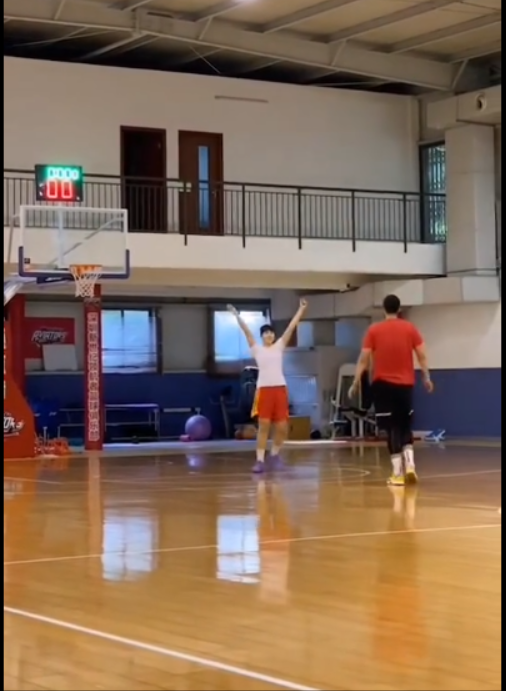 「赵义明」中国篮坛最高情侣：女方2米01男方2米18，生儿子超2米30？