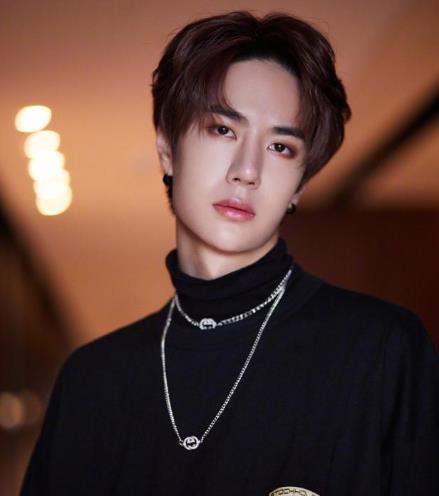 头围|《天天向上》兄弟齐穿警服，当王一博和钱枫同框，镜头拉近：这头围认真的？