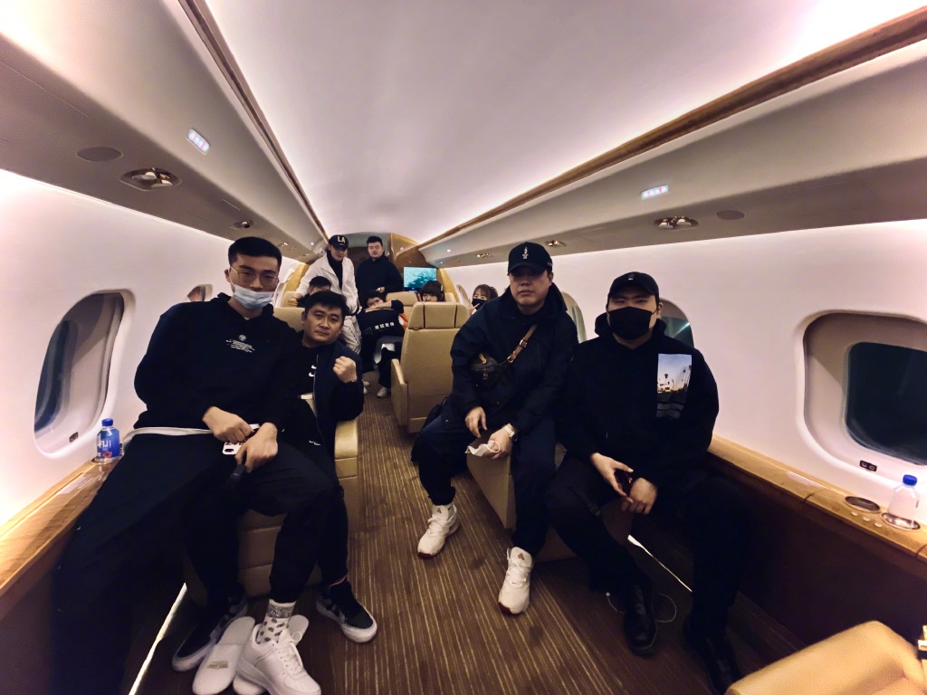 黄子韬|黄子韬又秀私人飞机,内部空旷一眼望不到头,装修精致胜豪华房车