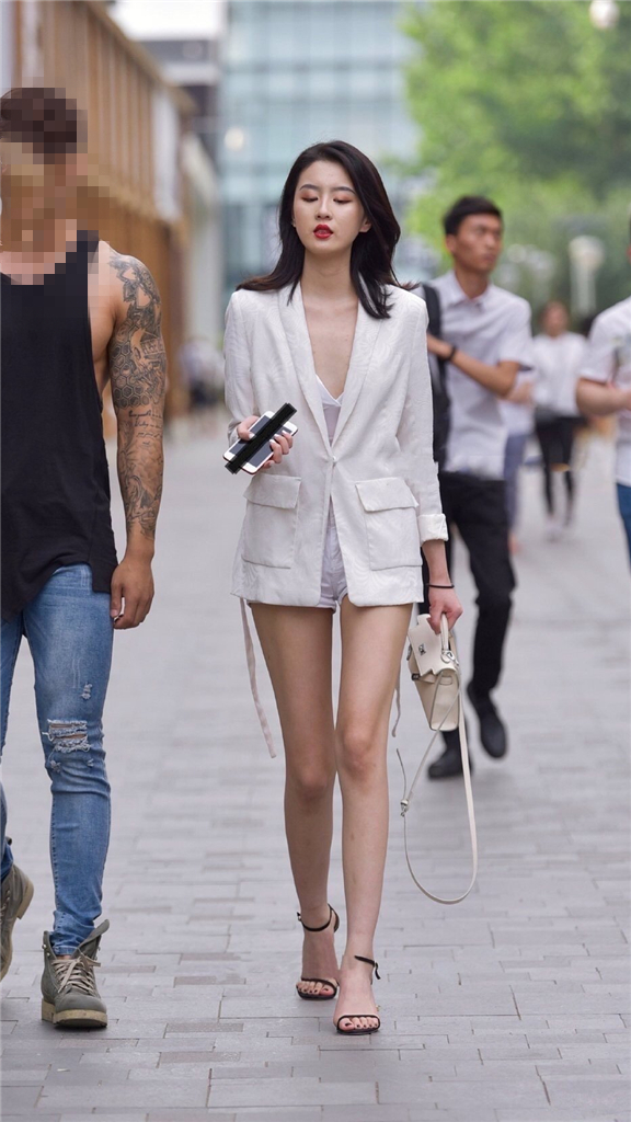 穿衣搭配|夏季的职场穿搭也能很美丽，一件长款西装就能搞定，职业干练有气质